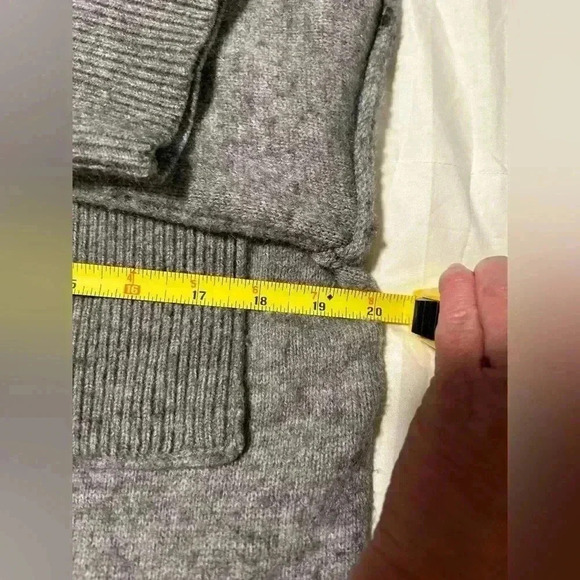 Grey women’s sz M boxy sweater, warm, cozy, see pics - Picture 5 of 8